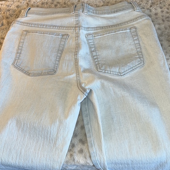 Gloria Vanderbilt Size 6 Straight Leg Jeans Like New - Picture 4 of 6